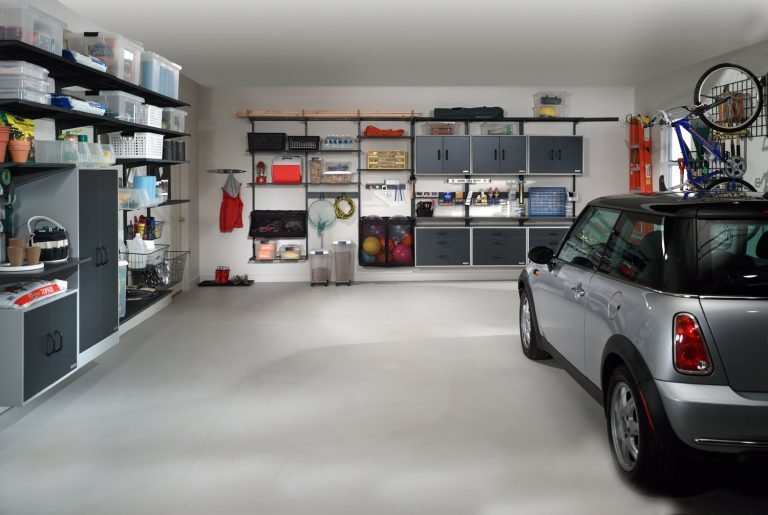 Garagem com armários e carro