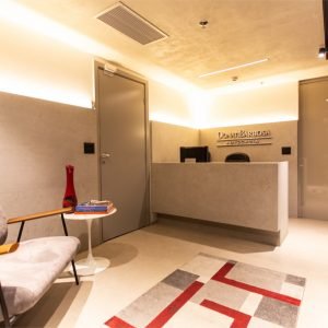 Recepção do escritório DB com obra da Diaz Engenharia