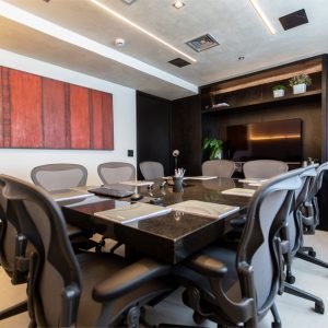 Sala de reuniões do escritório DB com obra da Diaz Engenharia