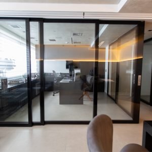 Sala fechada do escritório DB com obra da Diaz Engenharia