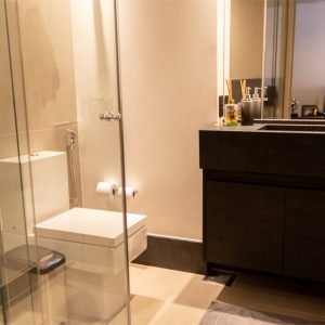 Lavabo do escritório DB com obra da Diaz Engenharia